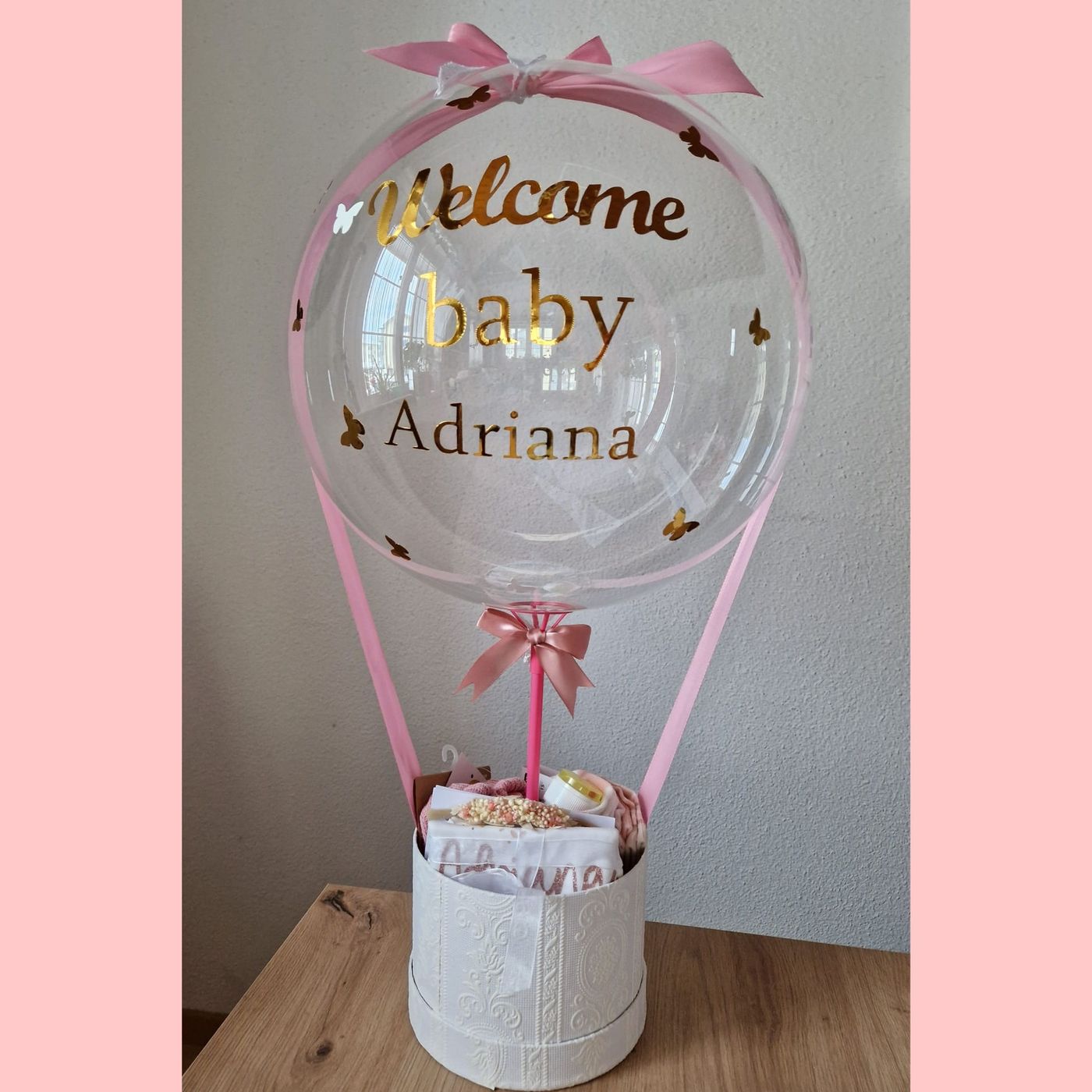 Personalisierter Heissluftballon zur Geburt mit rosa Schleife und Geschenkbox