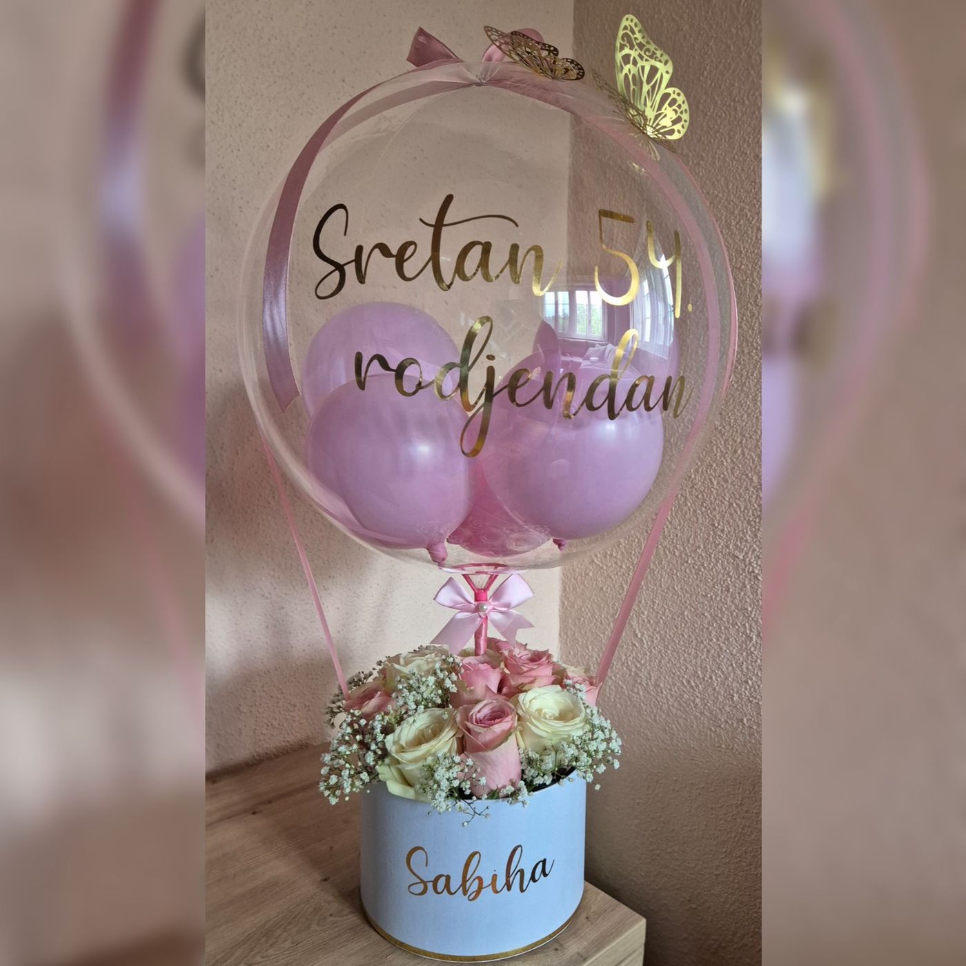 Ballon zum 50. Geburtstag mit lila Ballons und Blumenbox
