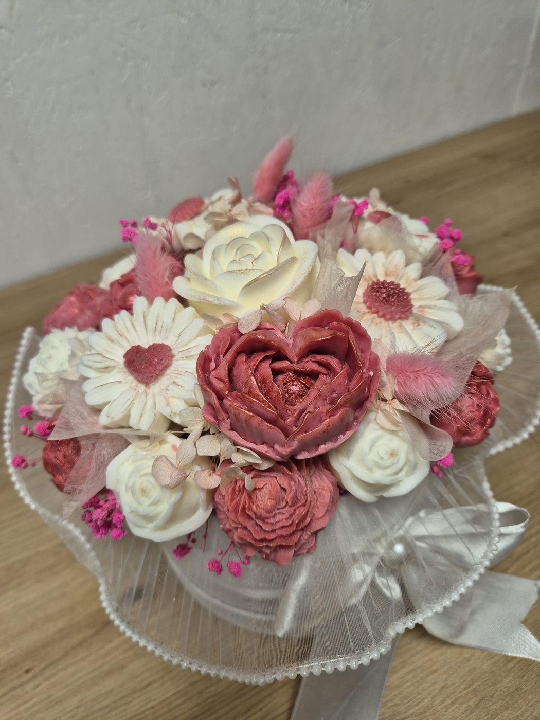 Blumenbox mit Rosen und Gerbera in Rosa- und Weisstönen