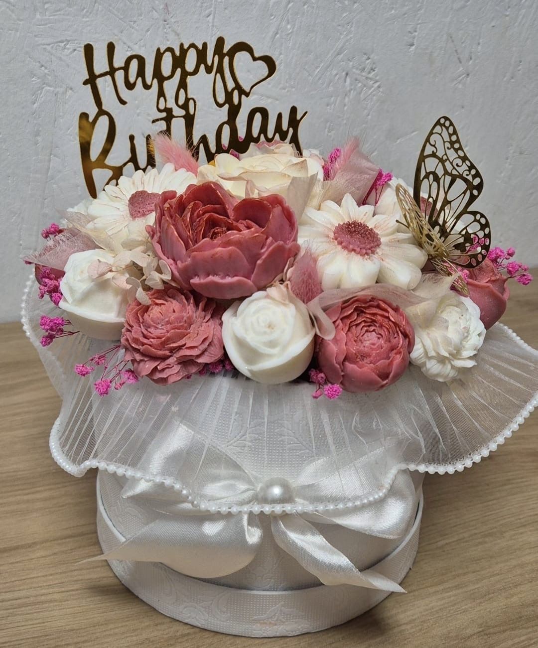 Blumenbox «Happy Birthday» mit Rosen und goldenem Schmetterling