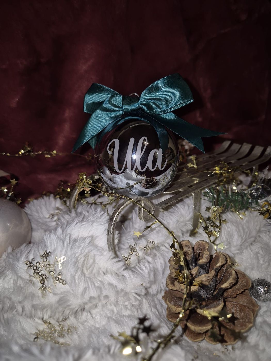 Transparente Weihnachtskugel mit Namen und grüner Schleife