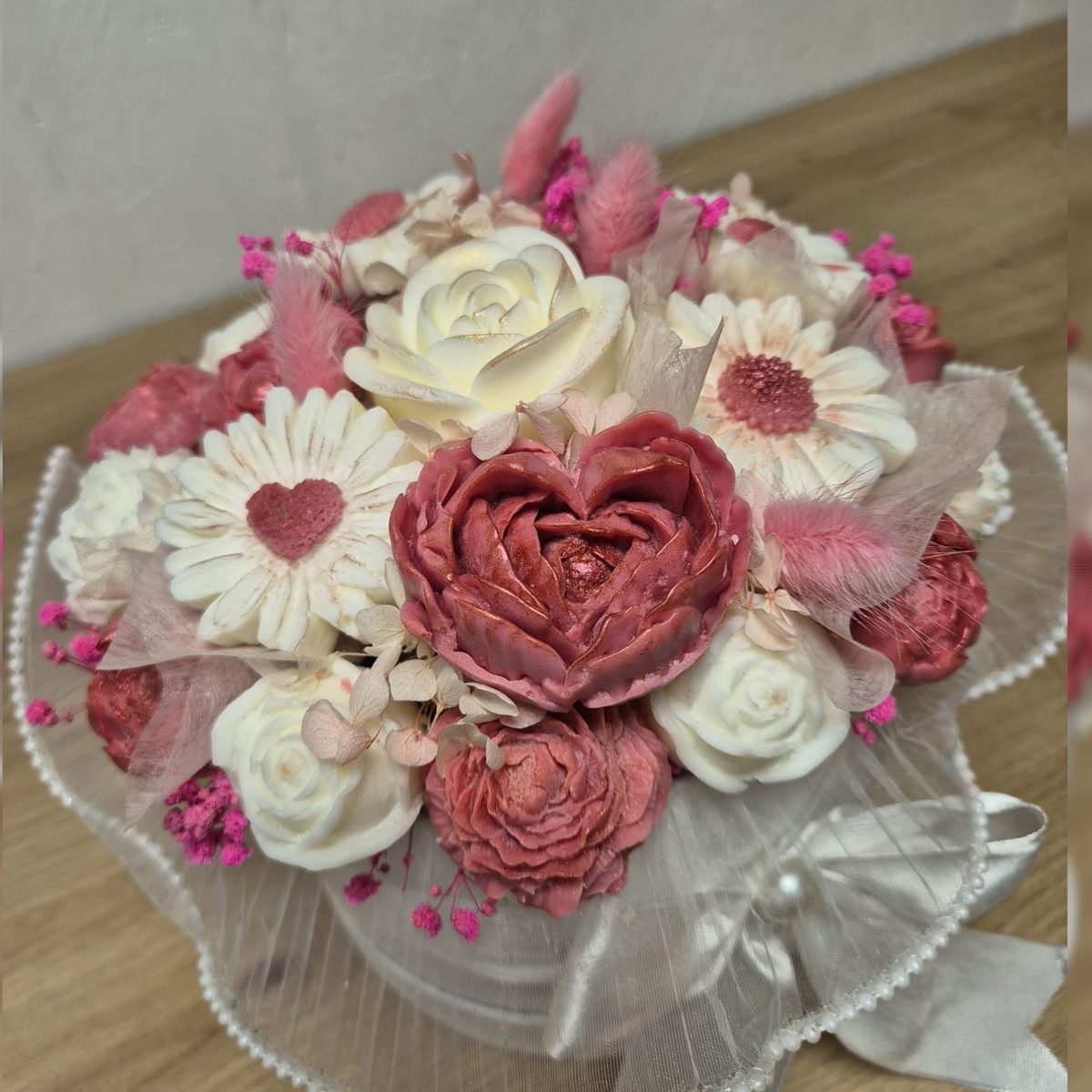 Kerzenbouquet mit Blütenkerzen in Rosa und Weiss, dekoriert mit Trockenblumen und Tüll